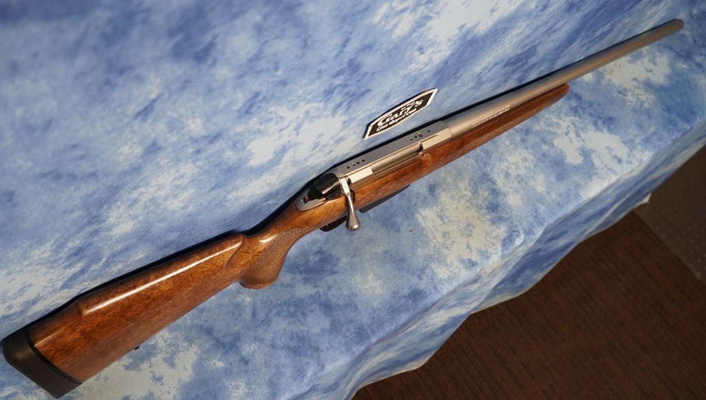 TIKKA J03625 T3X VARMINT HUNTER 243 WINCHESTER SS WALNUT 23.7" HVY BBL